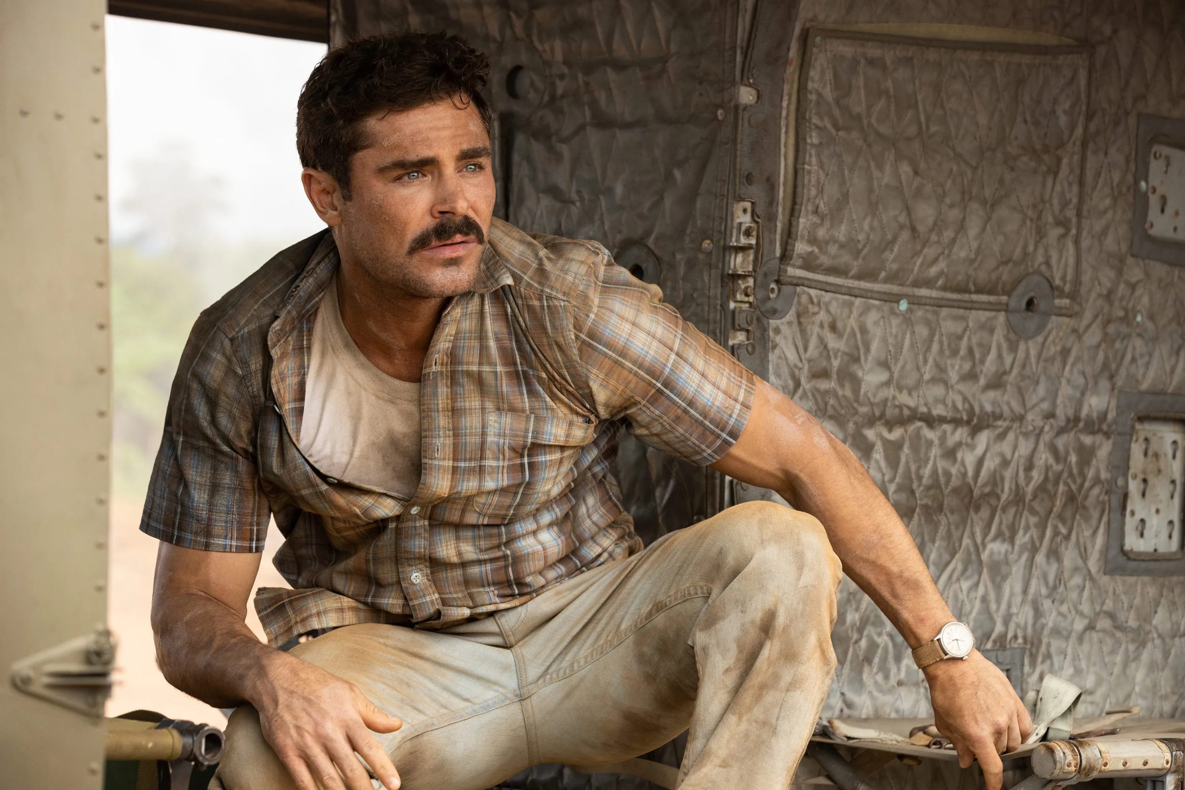 Обложка: Зак Эфрон в фильме «За пивом!» (2022)