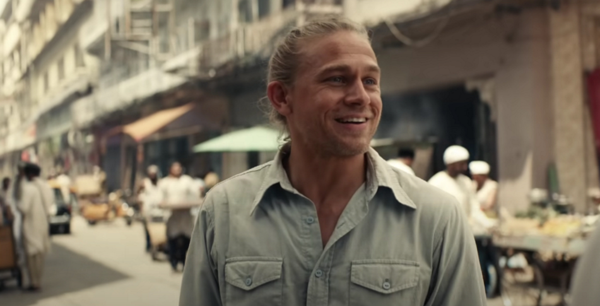 Обложка: кадр из сериала «Шантарам» (2022)