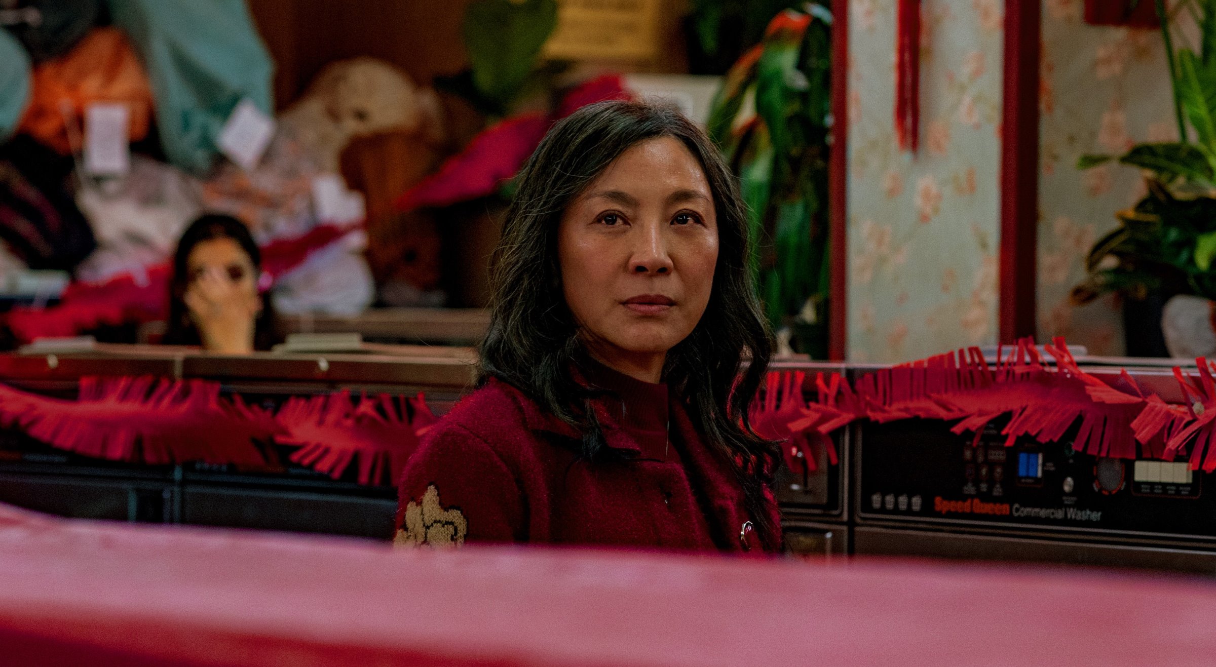 Обложка: кадр из фильма «Всё везде и сразу» (2021)