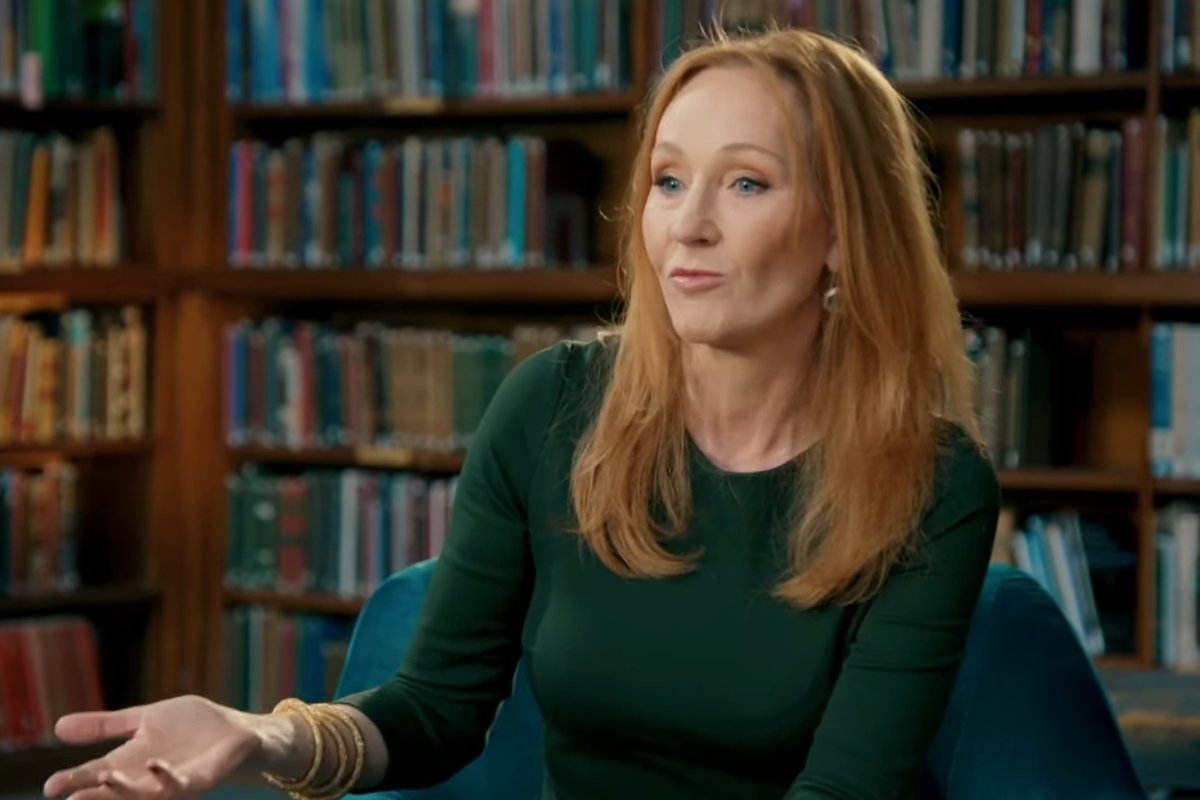 Обложка: кадр из интервью с Джоан Роулинг каналу BBC One