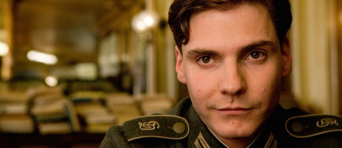 Обложка: кадр из фильма «Бесславные ублюдки» (2009)