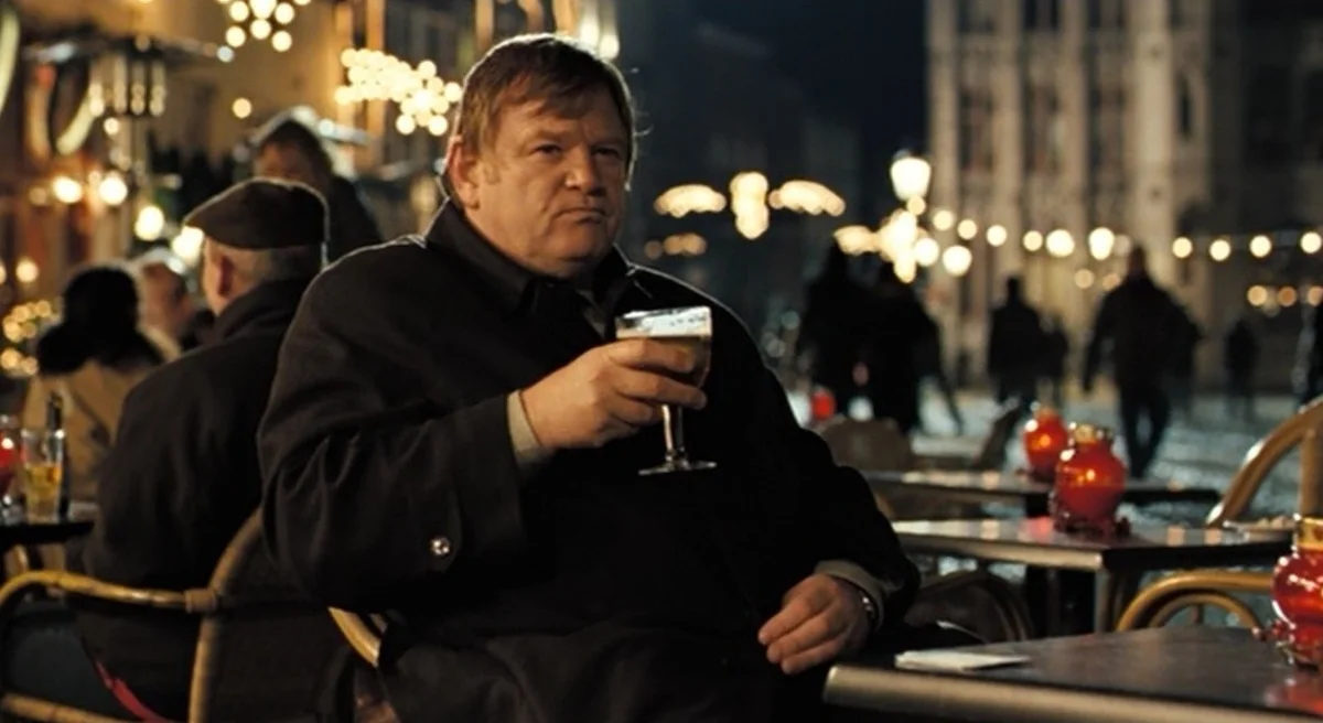 In bruges. Залечь на дно в Брюгге (2007). Брендан Глисон залечь на дно в Брюгге. Брендан Глисон в Брюгге залечь. Колин Фаррелл залечь на дно в Брюгге.