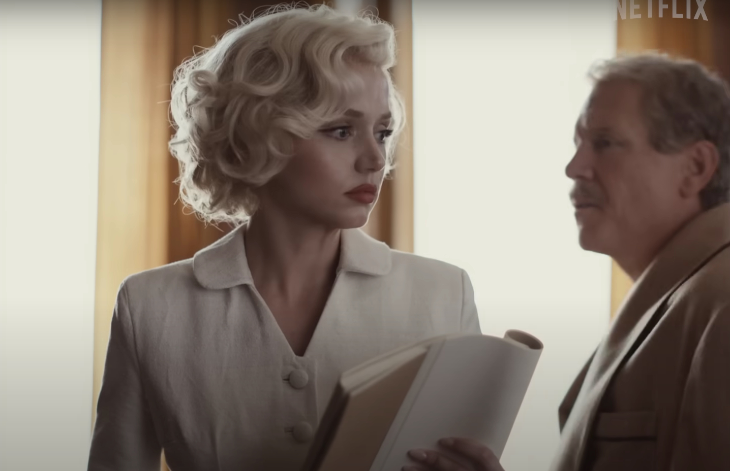 Обложка: кадр из трейлера «Блондинки» (2022)