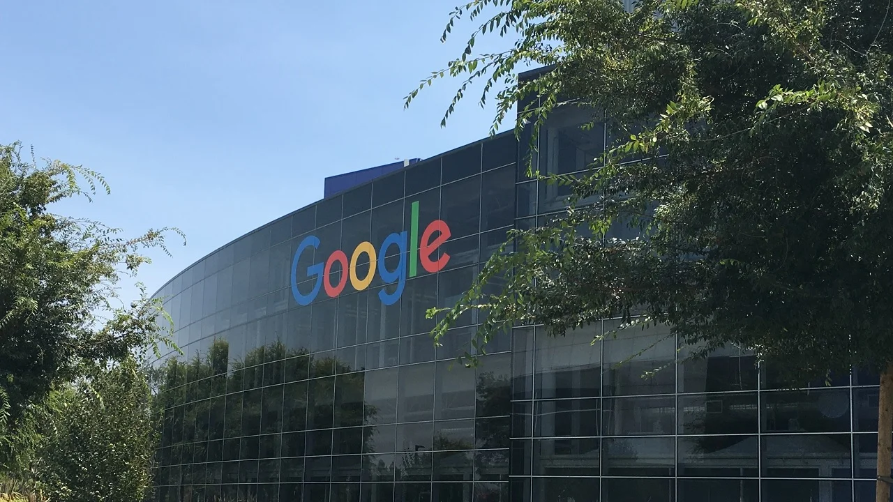 Обложка: фото штаб-квартиры Google