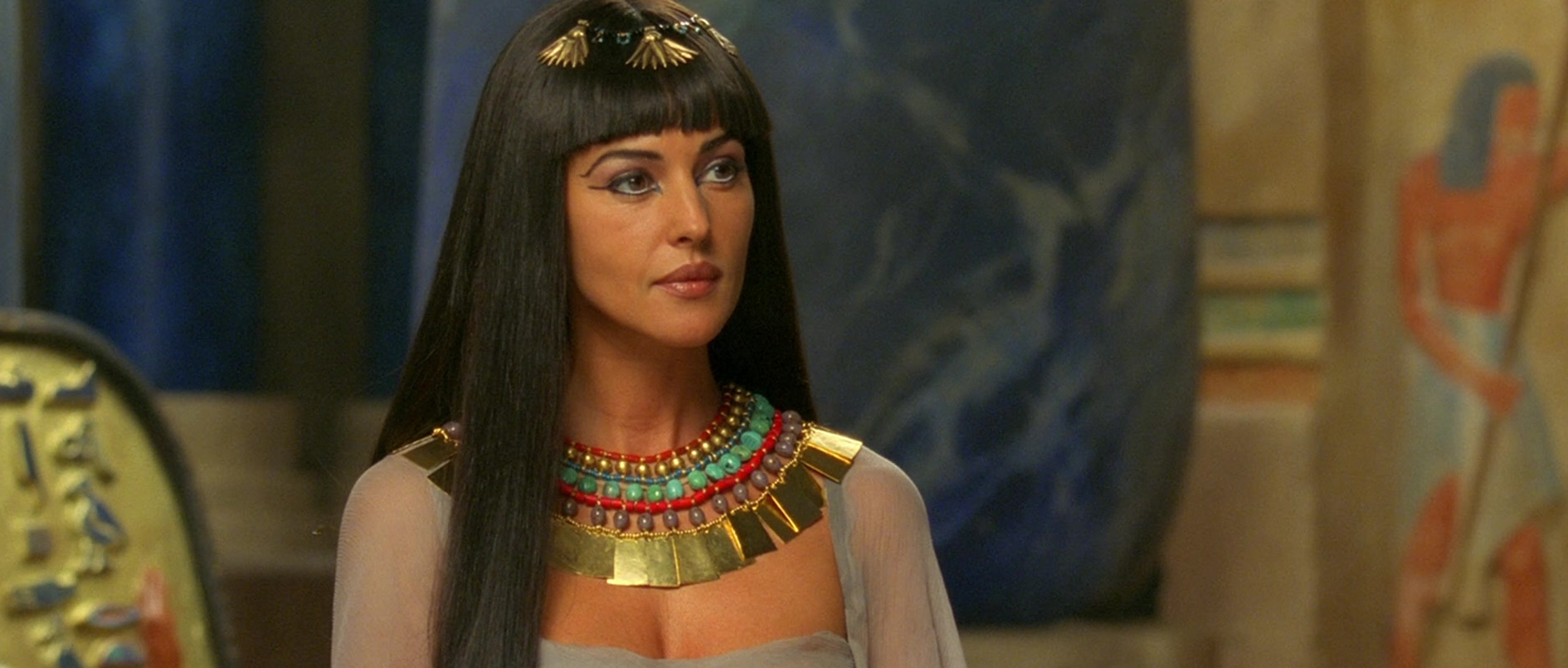 Обложка: Моника Беллуччи в роли Клеопатры для фильма «Астерикс и Обеликс: Миссия Клеопатра» (2002)