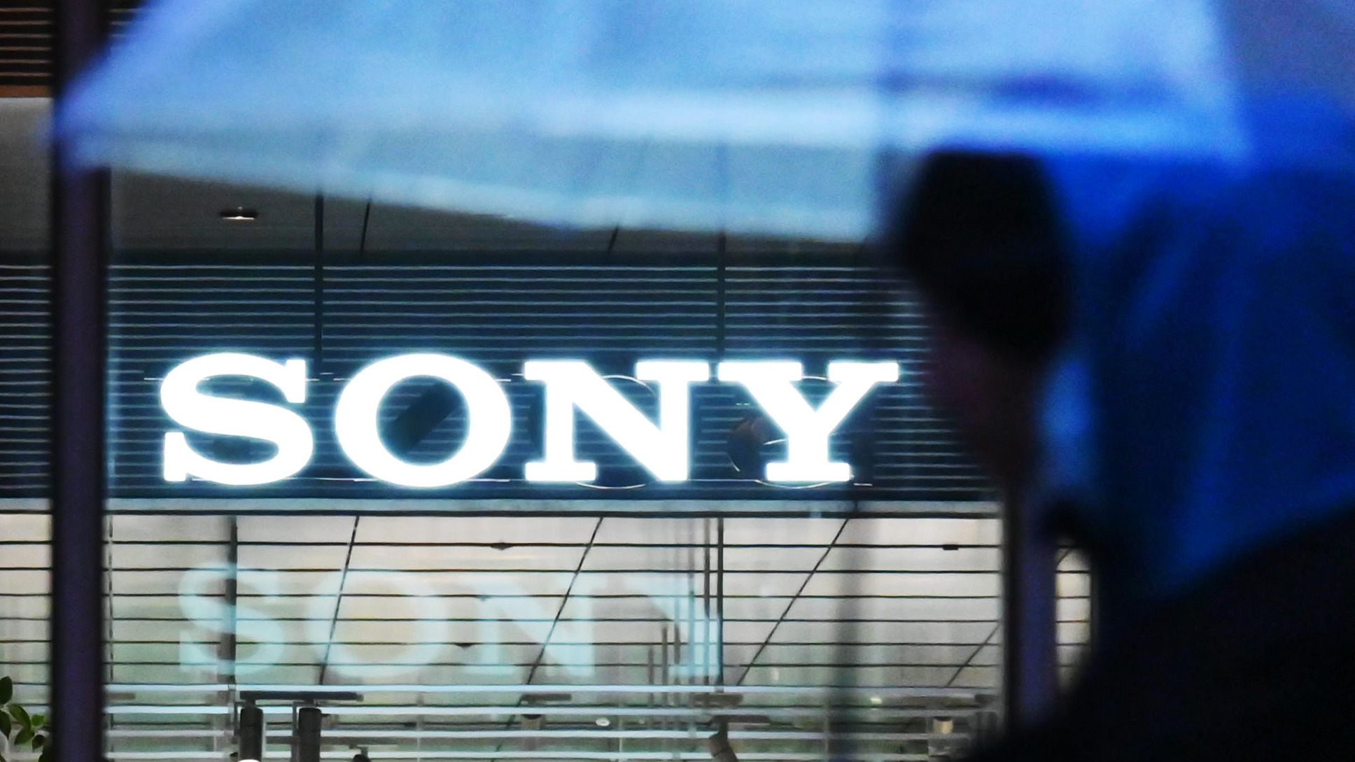 Обложка: логотип Sony, фото Mizuho Miyazaki