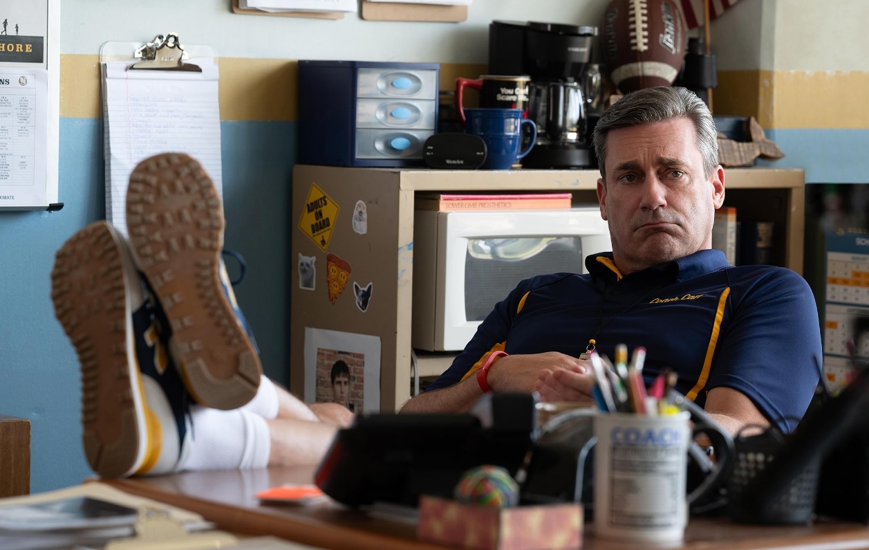 Обложка: Джон Хэмм в фильме «Дрянные девчонки» (2024)