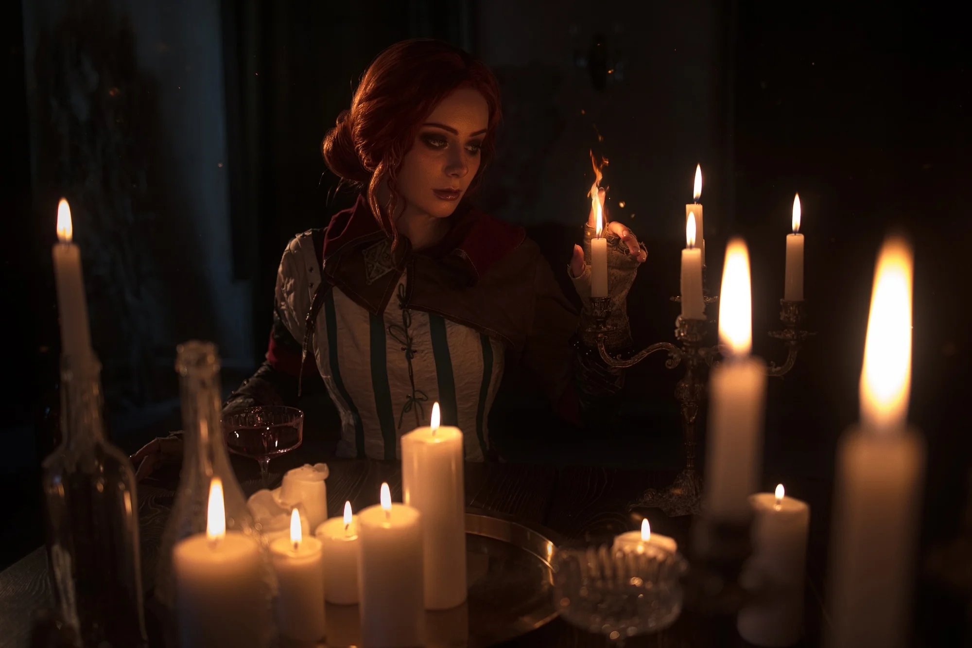 Модель сделала косплей томной Трисс из «Ведьмака 3» в фотосете при свечах - изображение 1
