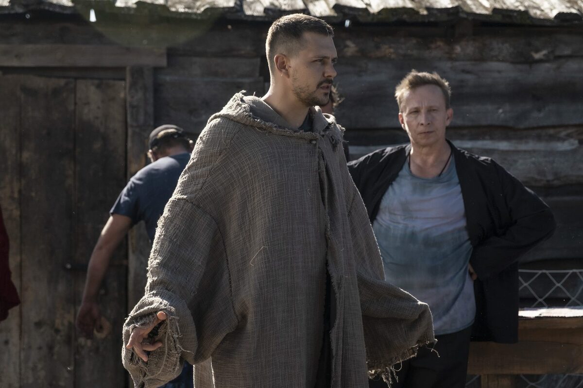 Обложка: Кадр из фильма «Холоп 2»