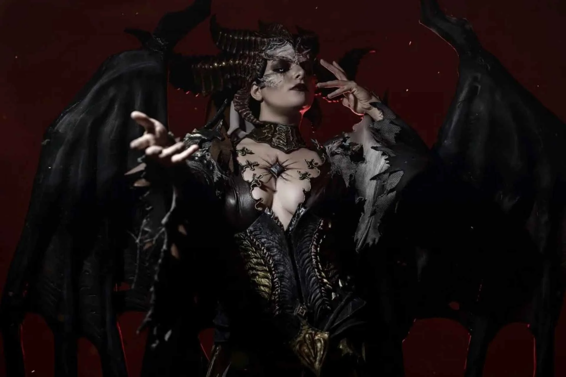 Модель Алиса Кошмар в образе Лилит из Diablo 4