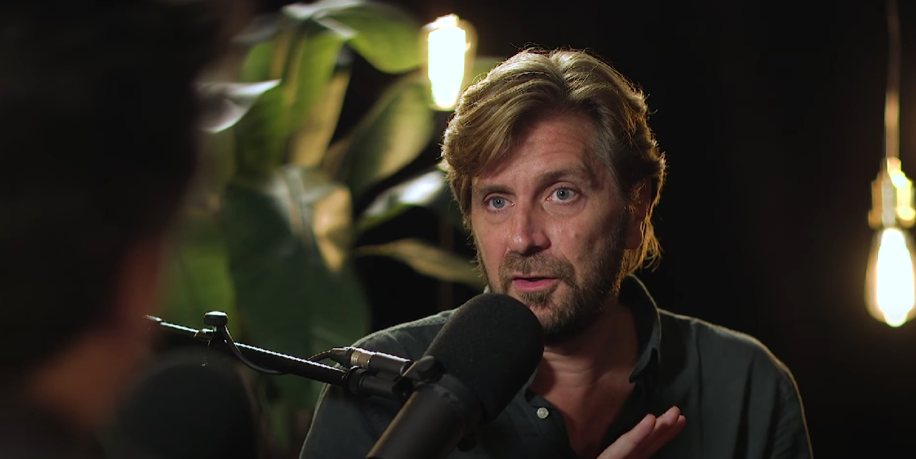 Обложка: скриншот «Канобу» // YouTube-канал Q with Tom Power