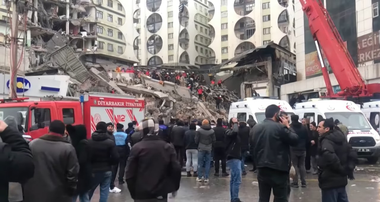 Обложка: Rescuers search through debris after 7.8 magnitude earthquake hits Turkey
