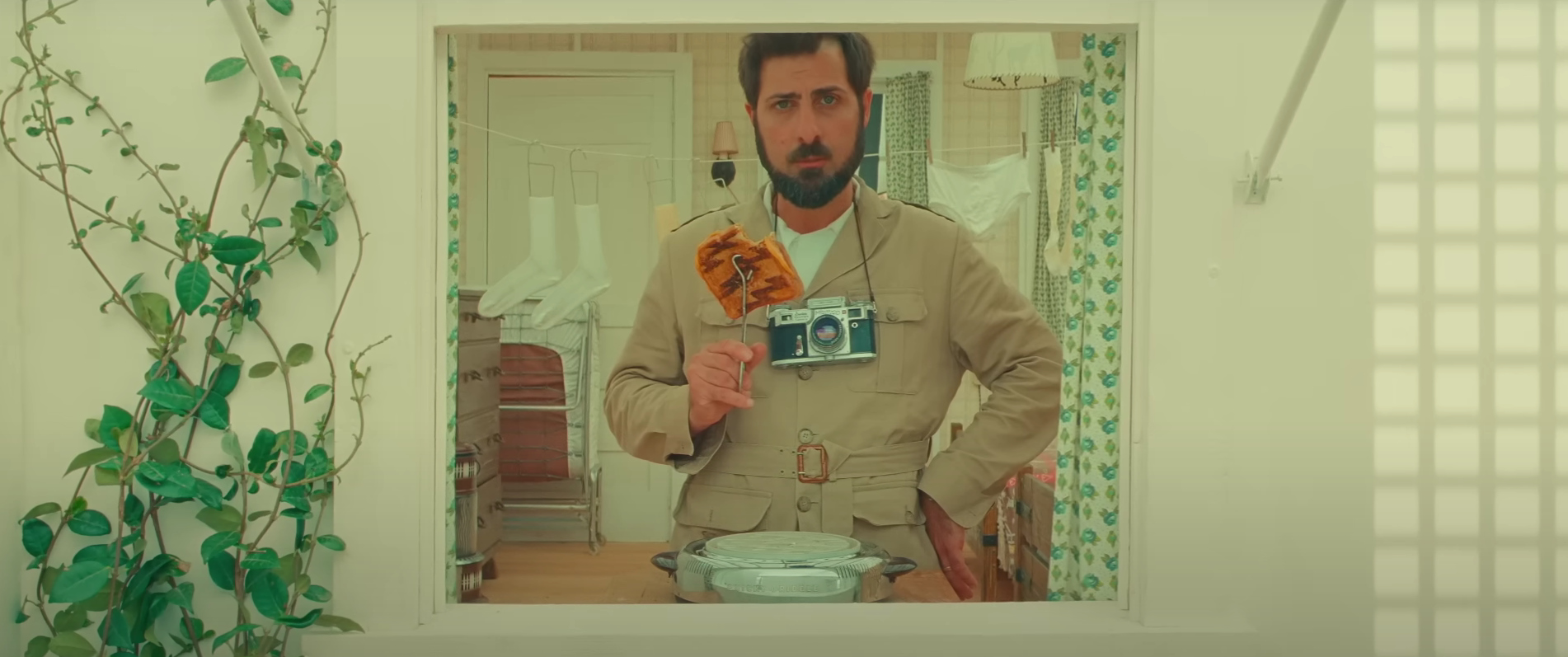 Обложка: кадр из трейлера «Города астероидов» (2023)