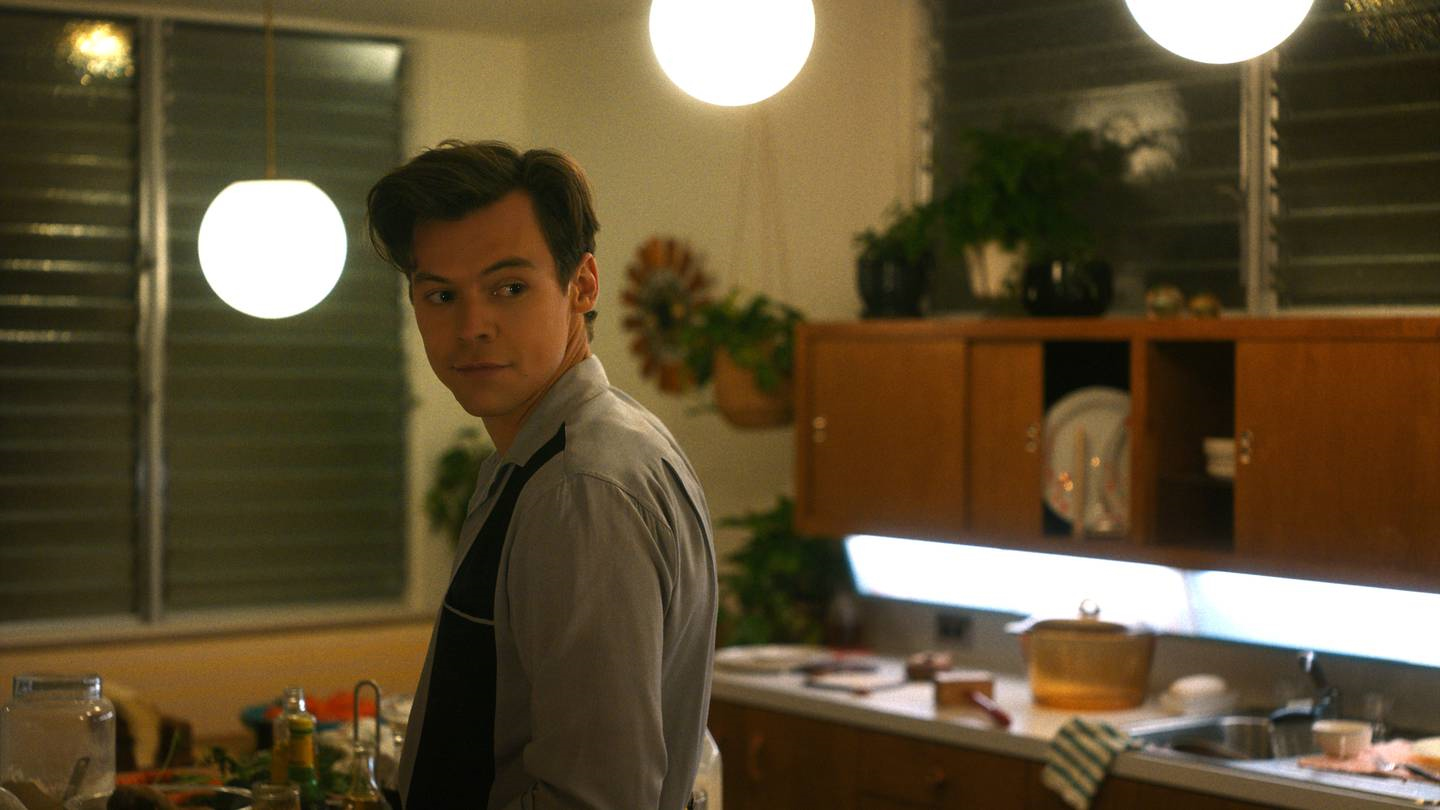 Обложка: Гарри Стайлс в фильме «Не беспокойся, дорогая» (2022)