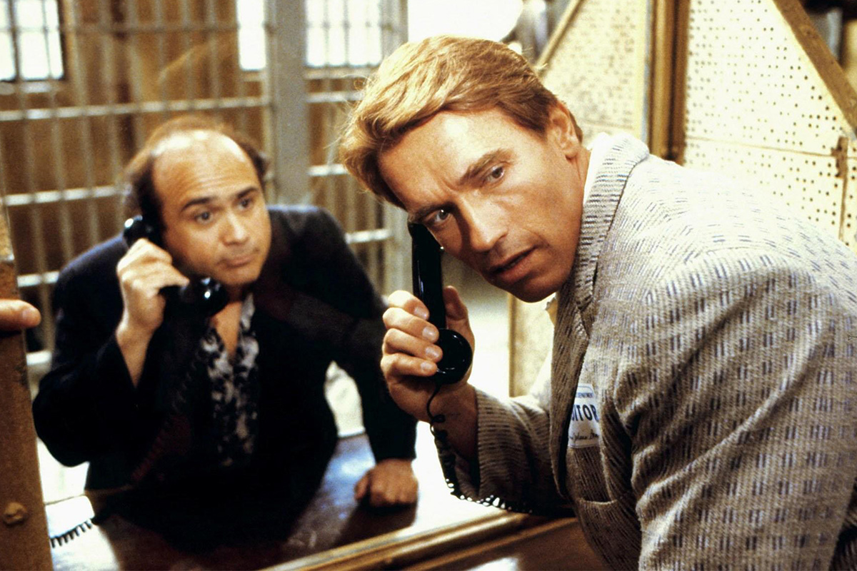 Обложка: кадр из фильма "Близнецы"