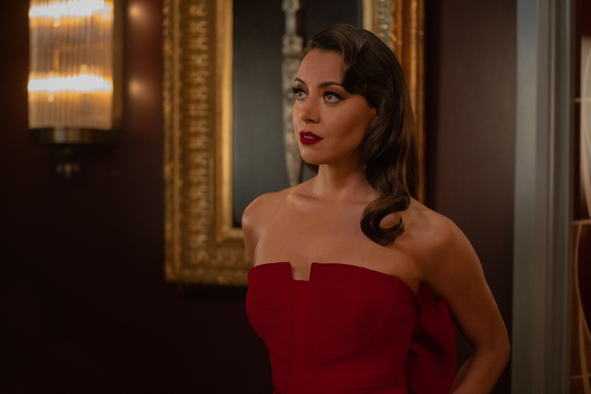 Обложка: Обри Плаза в фильме «Операция «Фортуна»: Искусство побеждать» (2022)