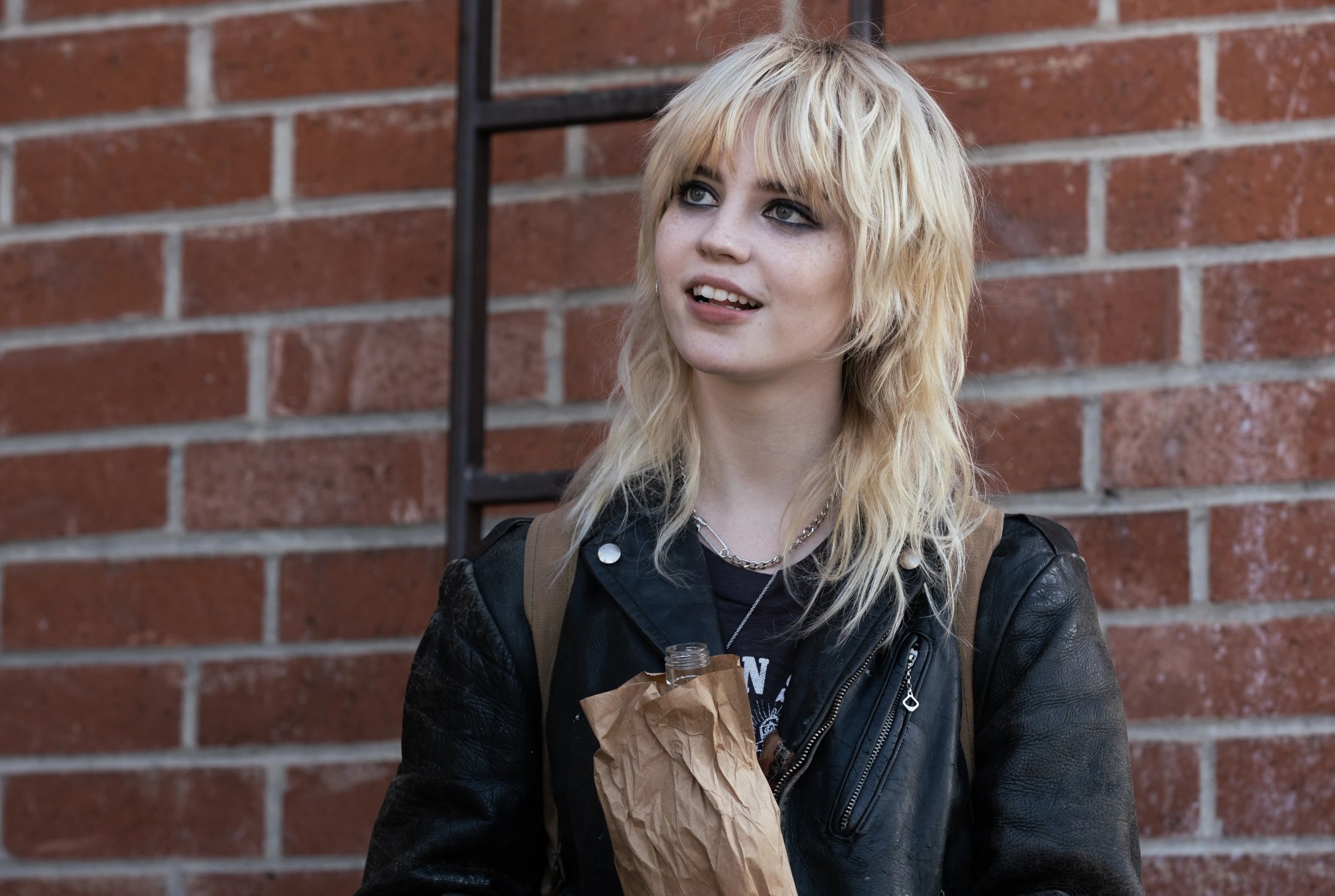 Обложка: кадр из сериала «Шершни» (2021—…)