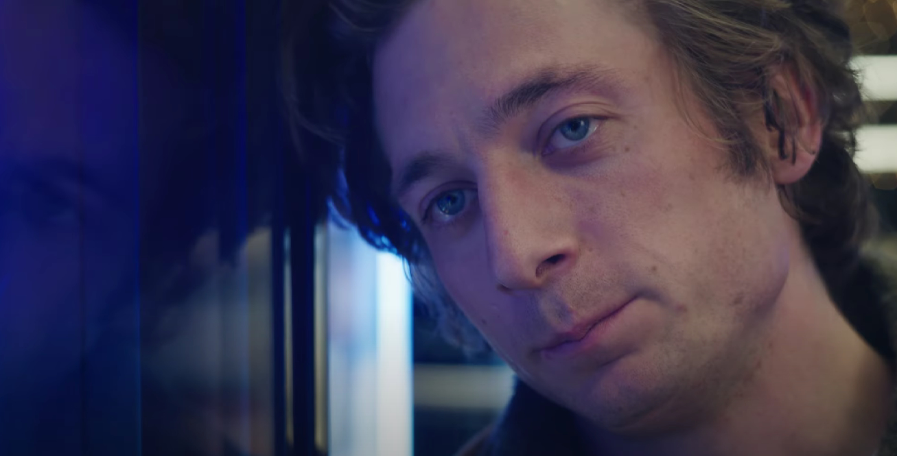 Обложка: кадр из трейлера «Медведя» (2022—…)