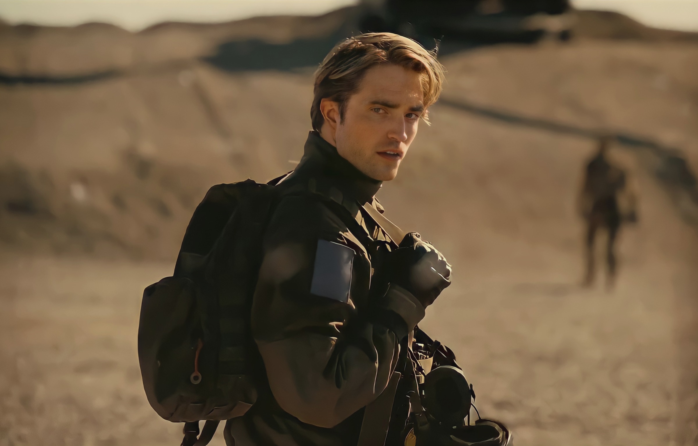 Обложка: Роберт Паттинсон в фильме «Довод» (2020)