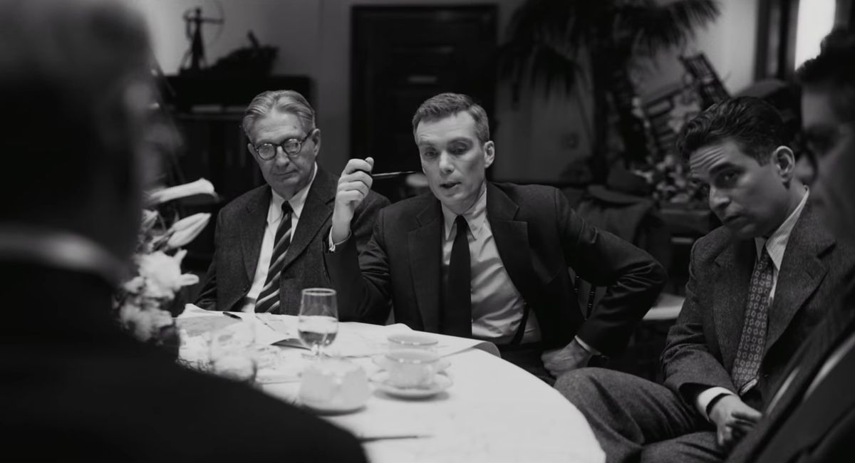 Universal опубликовала большой ролик с нарезкой свежих кадров «Оппенгеймера»
