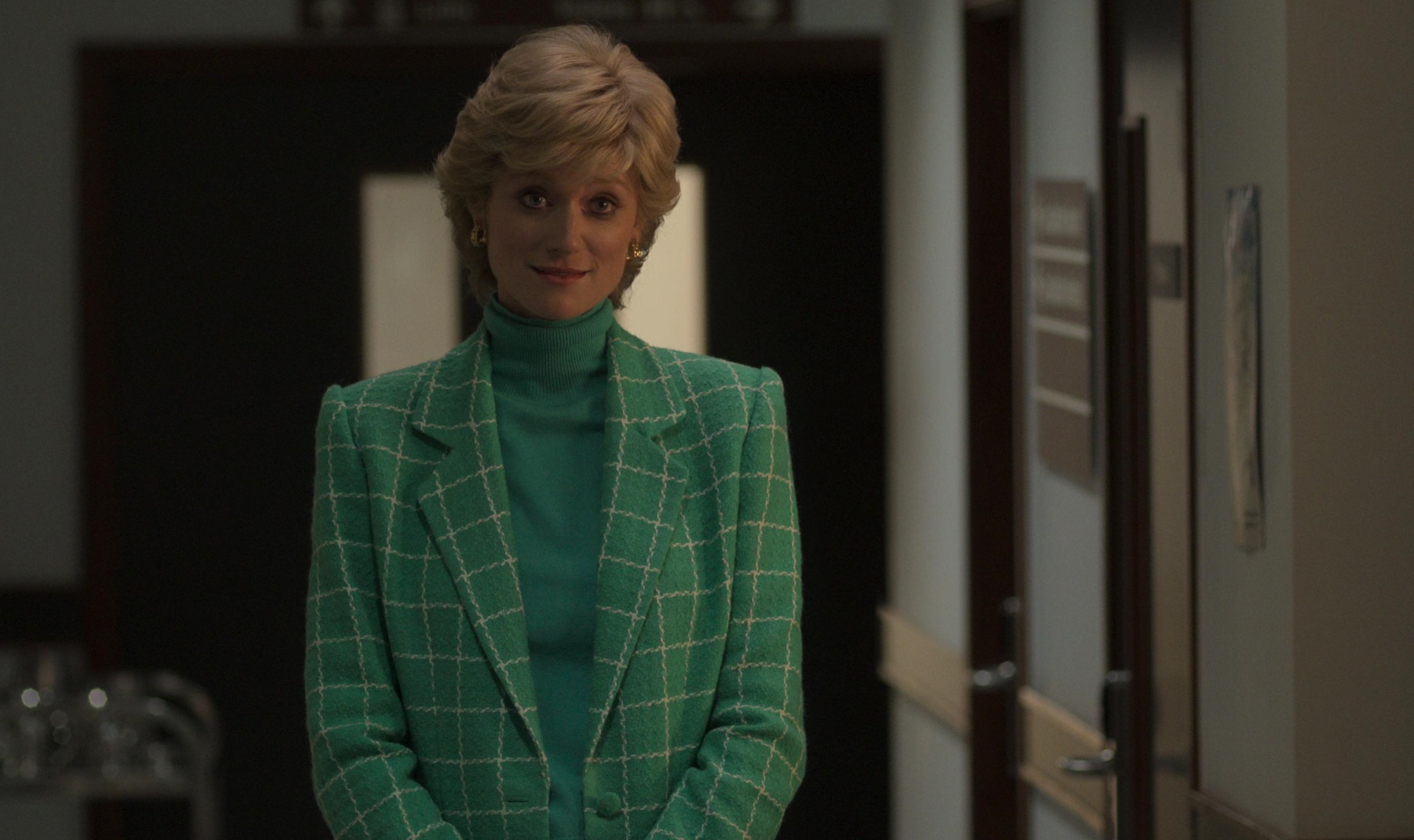 Обложка: кадр сериала «Корона» (2016—2023)