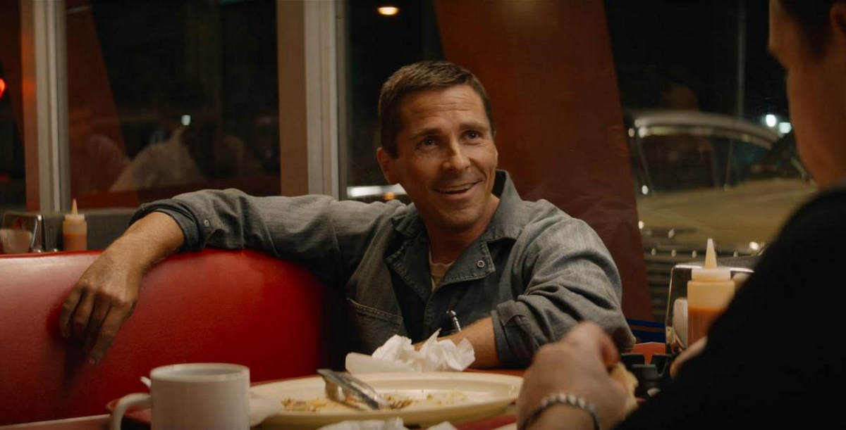 Обложка: Кристиан Бэйл в фильме «Ford против Ferrari» (2019)