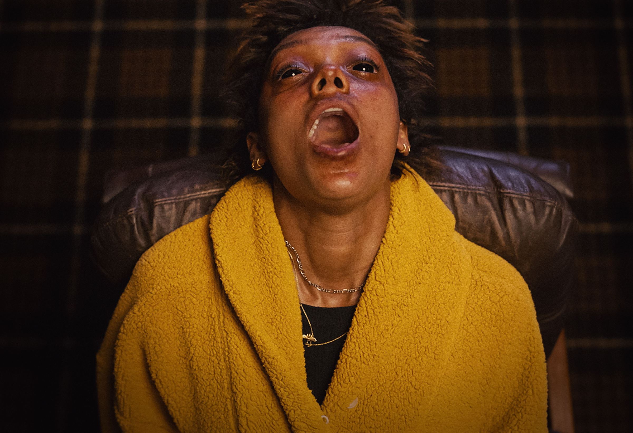 Обложка: кадр фильма «Два, три, демон, приди!» (2022)