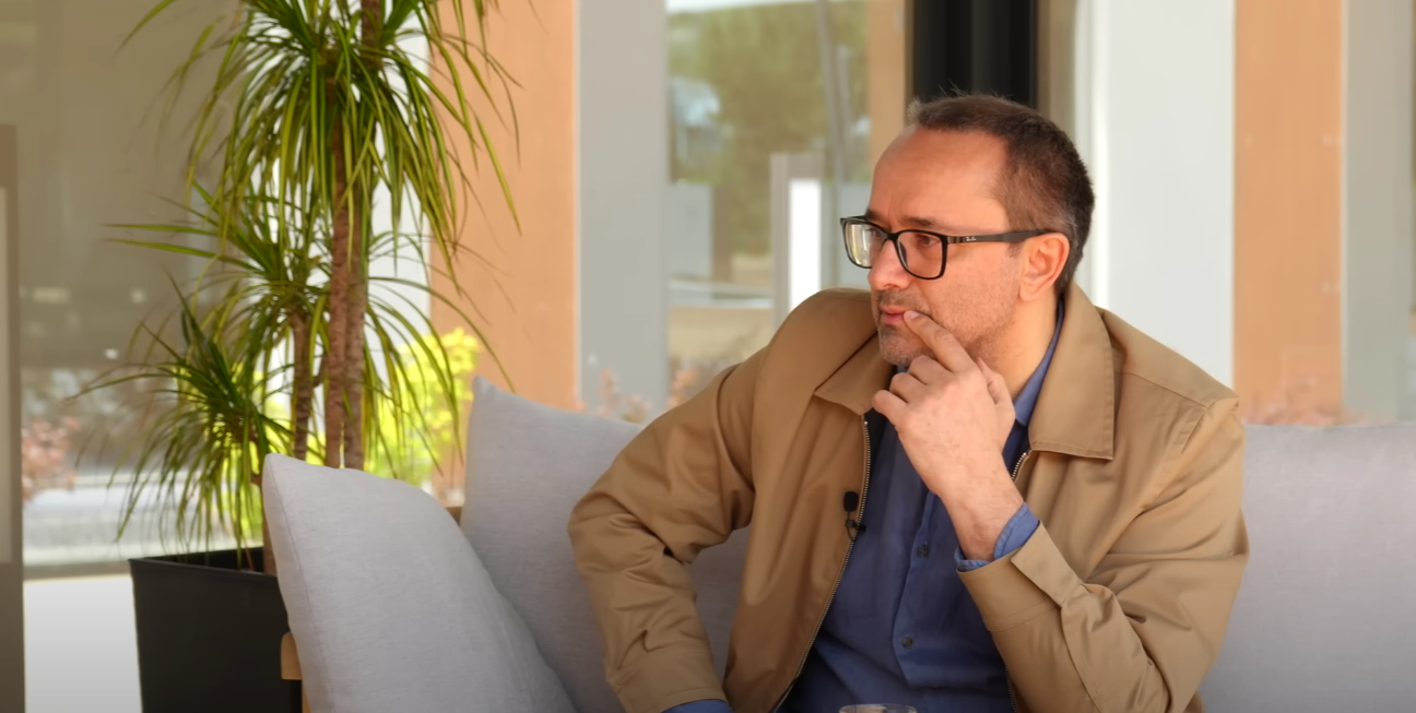 Обложка: скриншот «Канобу» // YouTube-канал Forbes Kazakhstan