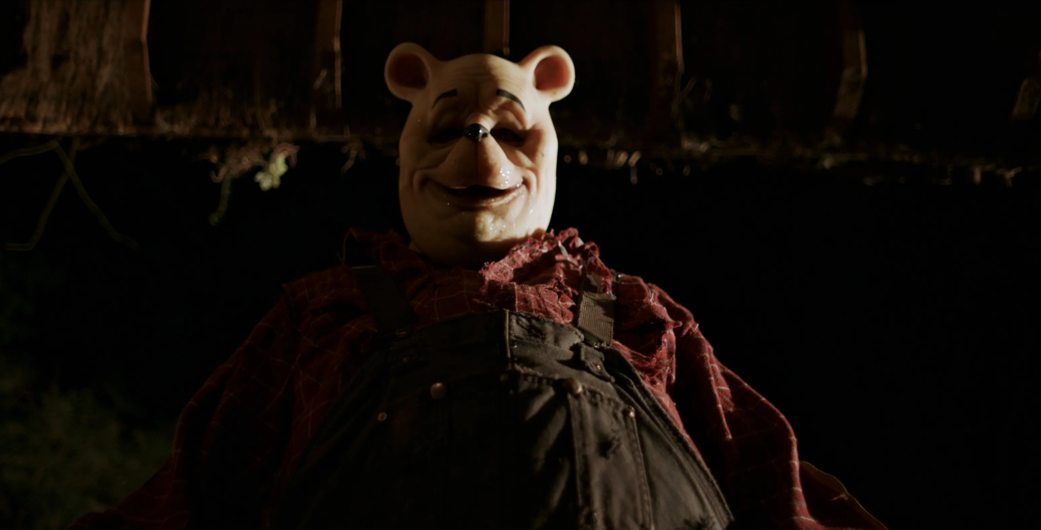 Обложка: кадр фильма «Винни-Пух: Кровь и мёд» (2023)