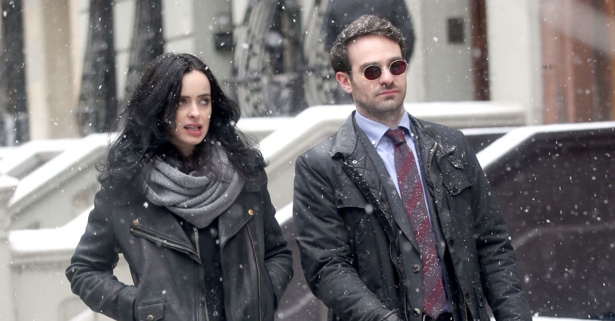 Обложка: Чарли Коксом и Кристен Риттер в шоу «Защитники» (2017)