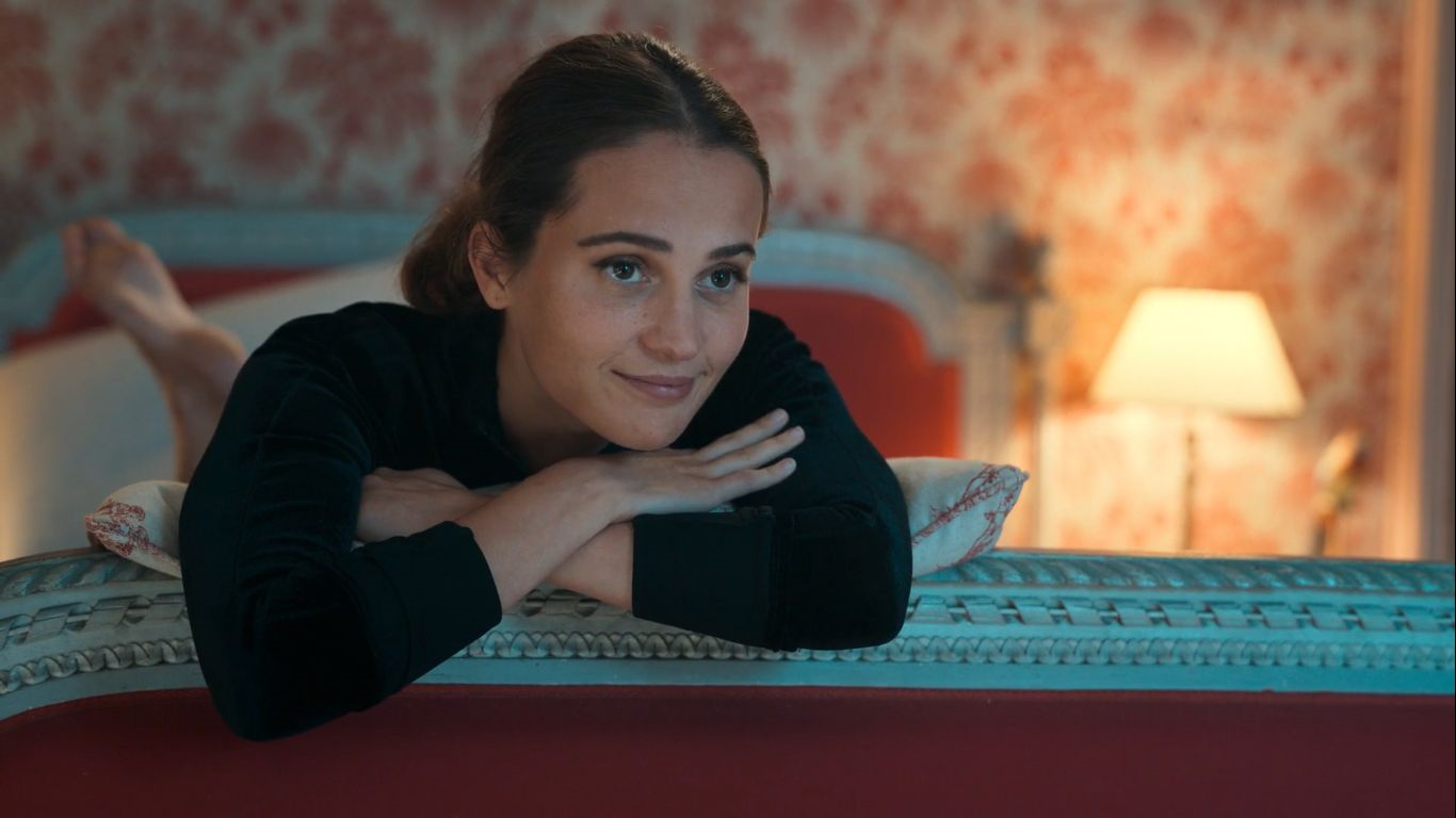 Обложка: кадр сериала «Ирма Веп» (2022)