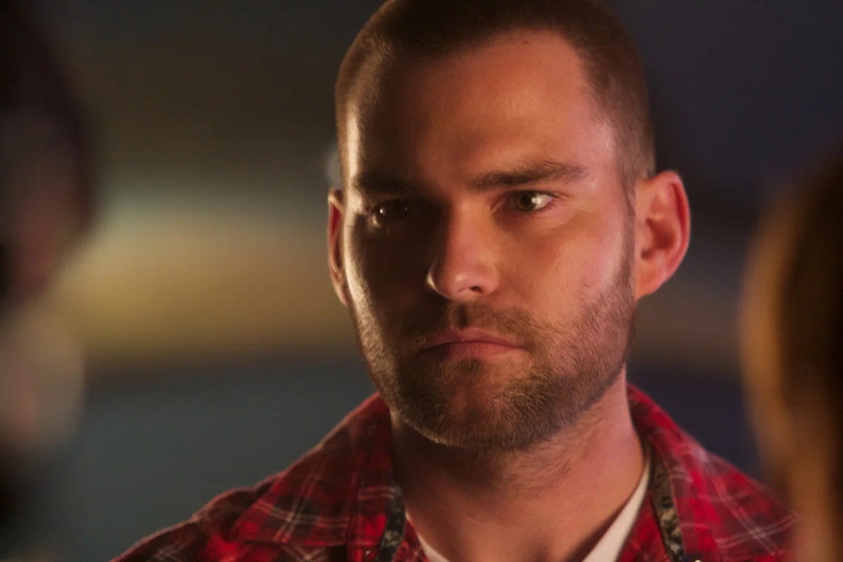 Обложка: кадр из фильма «Вышибала»