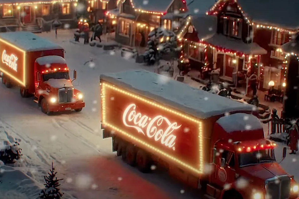 Обложка: стоп-кадр из рекламы Coca-Cola