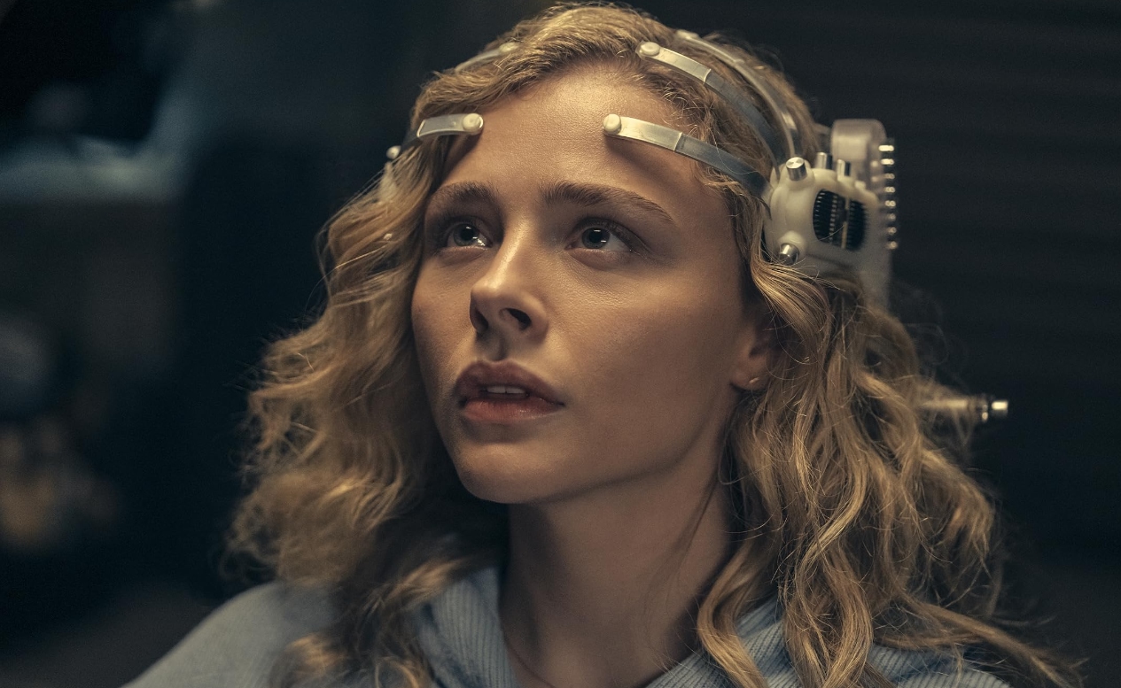 Обложка: кадр сериала «Периферийные устройства» (2022)