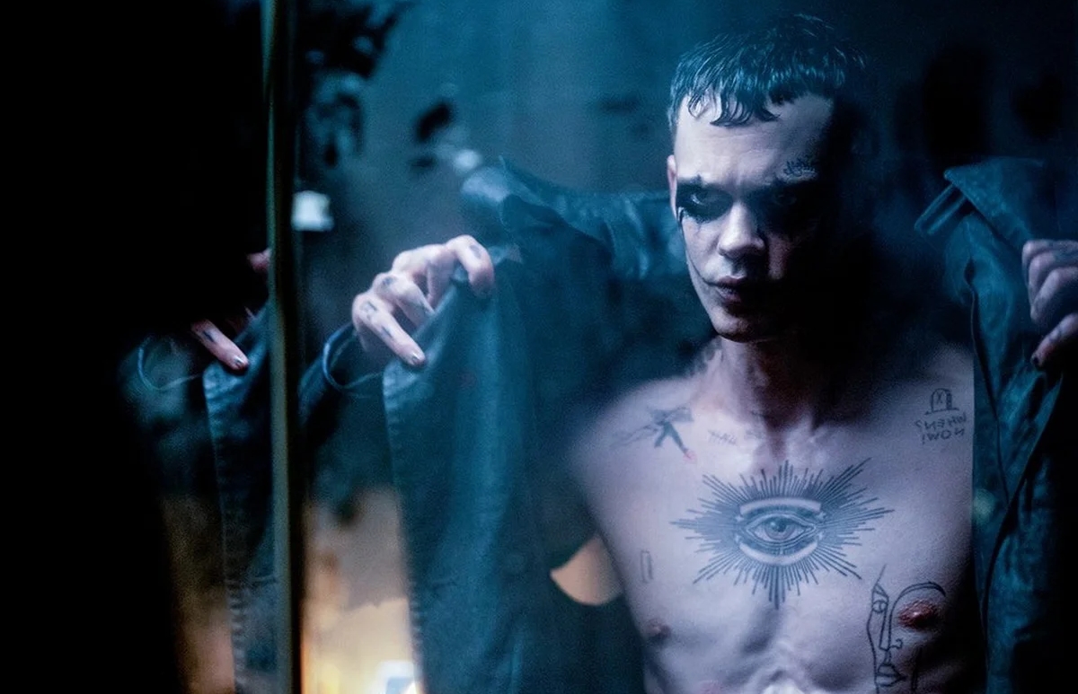 Обложка: кадр фильма «Ворон» (2024)