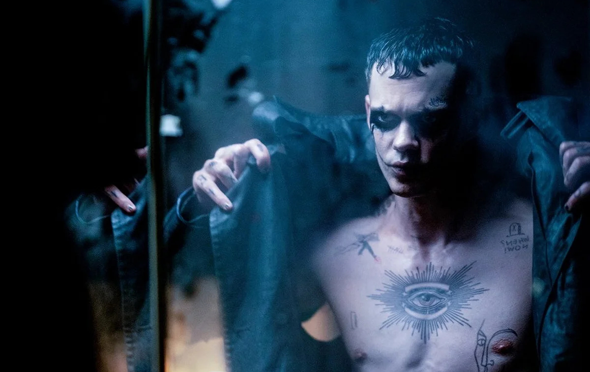 Обложка: кадр фильма «Ворон» (2024)