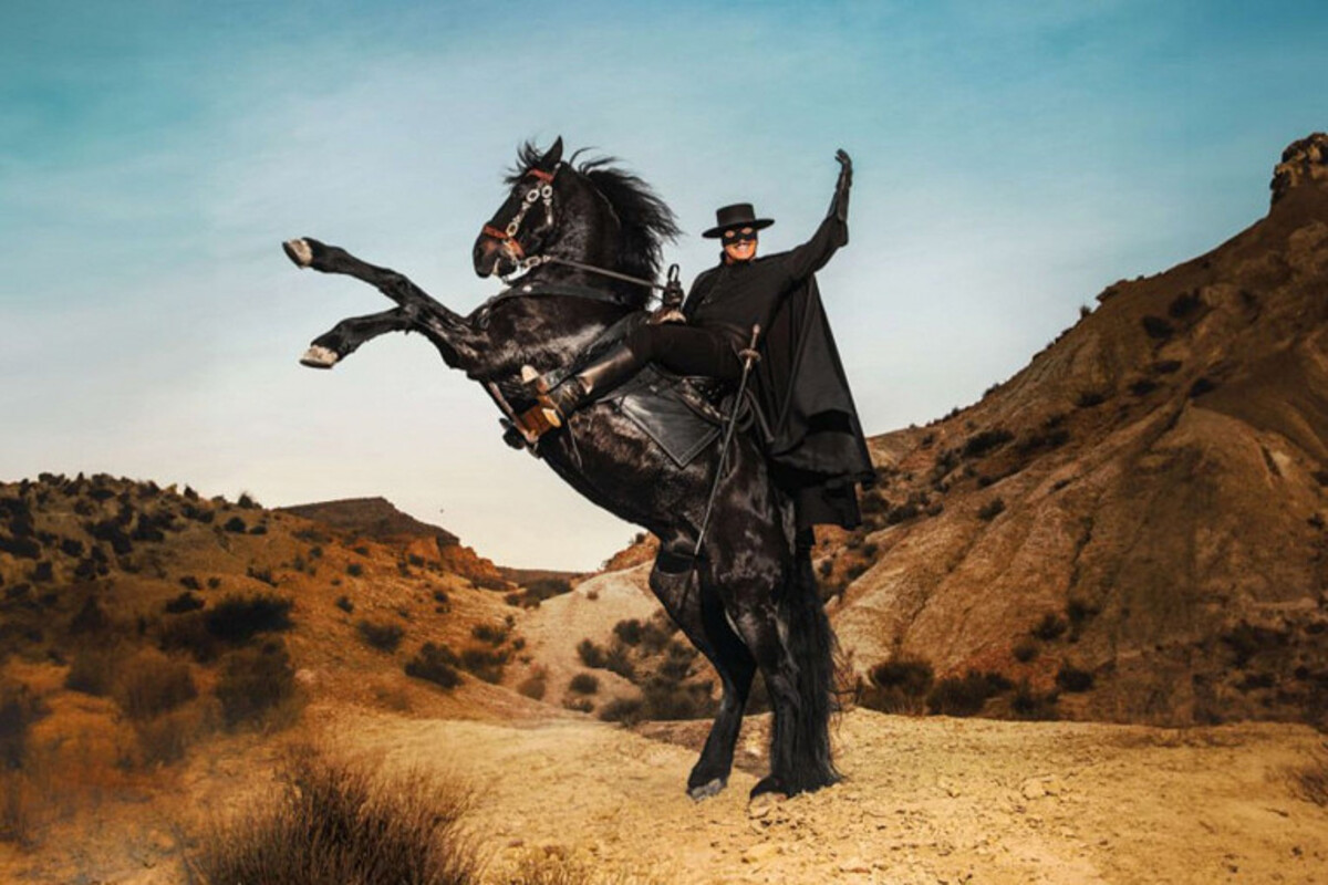 Обложка: кадр из нового сериала Paramount + «Зорро»