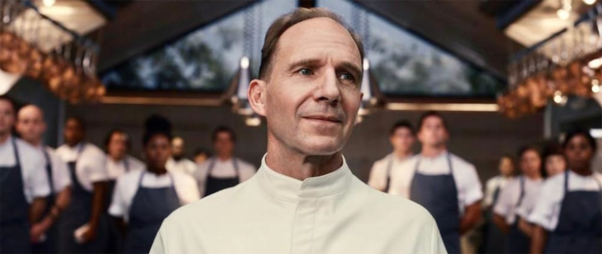 Обложка: Рэйф Файнс в фильме «Меню» (2022)