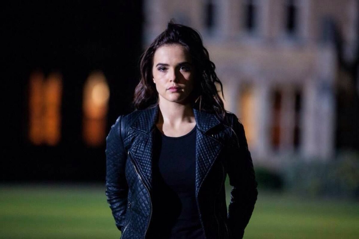 Обложка: кадр из сериала «Академия вампиров»