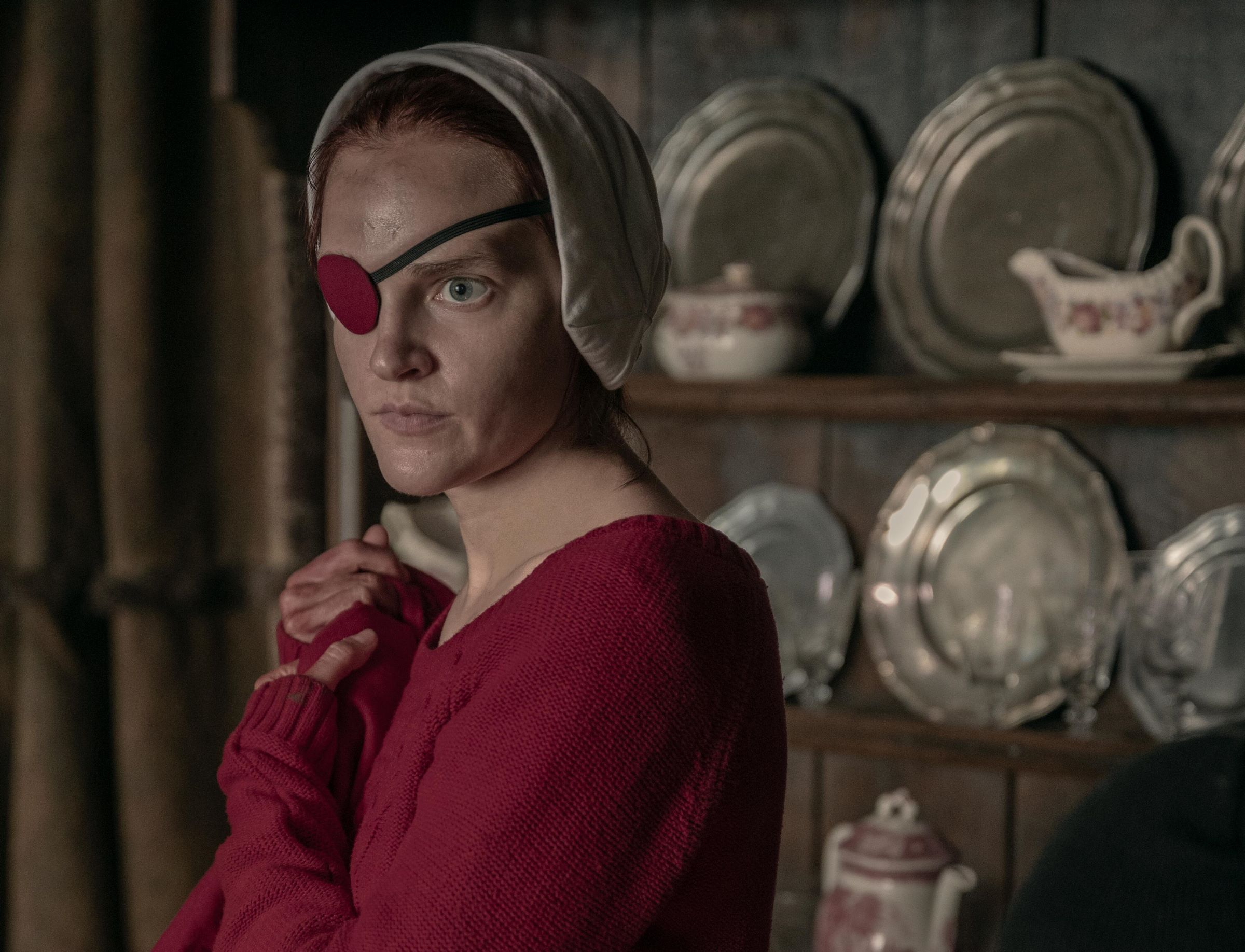 Обложка: кадр сериала «Рассказ служанки» (2017—…)