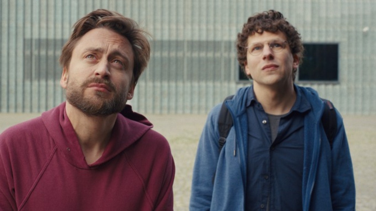 Обложка: ​Кадр из фильма «Настоящая боль»