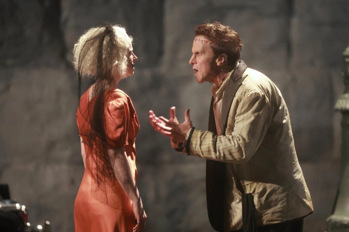 Обложка: кадр со съемок фильма «Невеста»