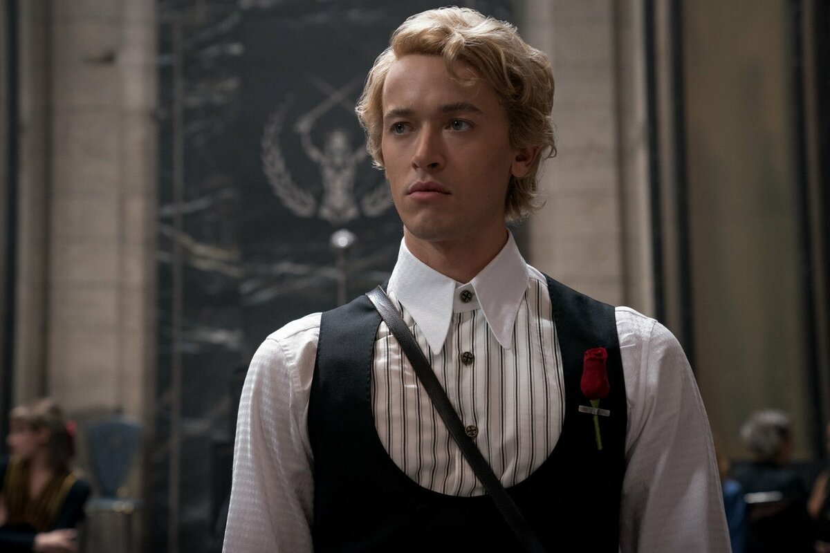 Обложка: кадр из фильма «Голодные игры: Баллада о змеях и певчих птицах»