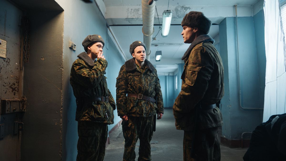 Okko показал дебютный тизер сериала «Аутсорс» режиссера «Хрустального» с Иваном Янковским