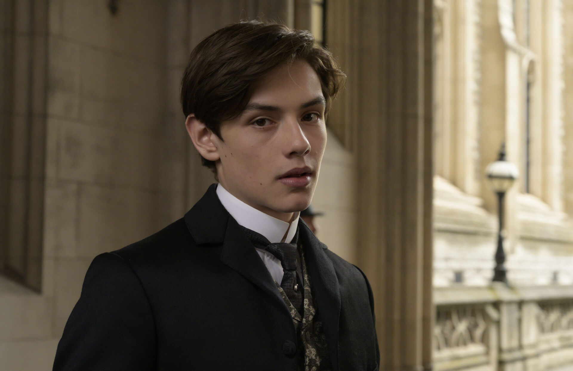 Обложка: "Энола Холмс 2"