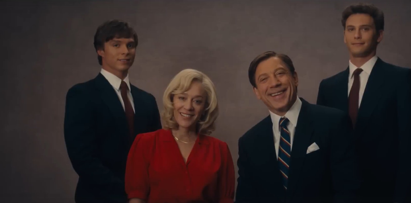 Обложка: "Монстры: История братьев Менендес"