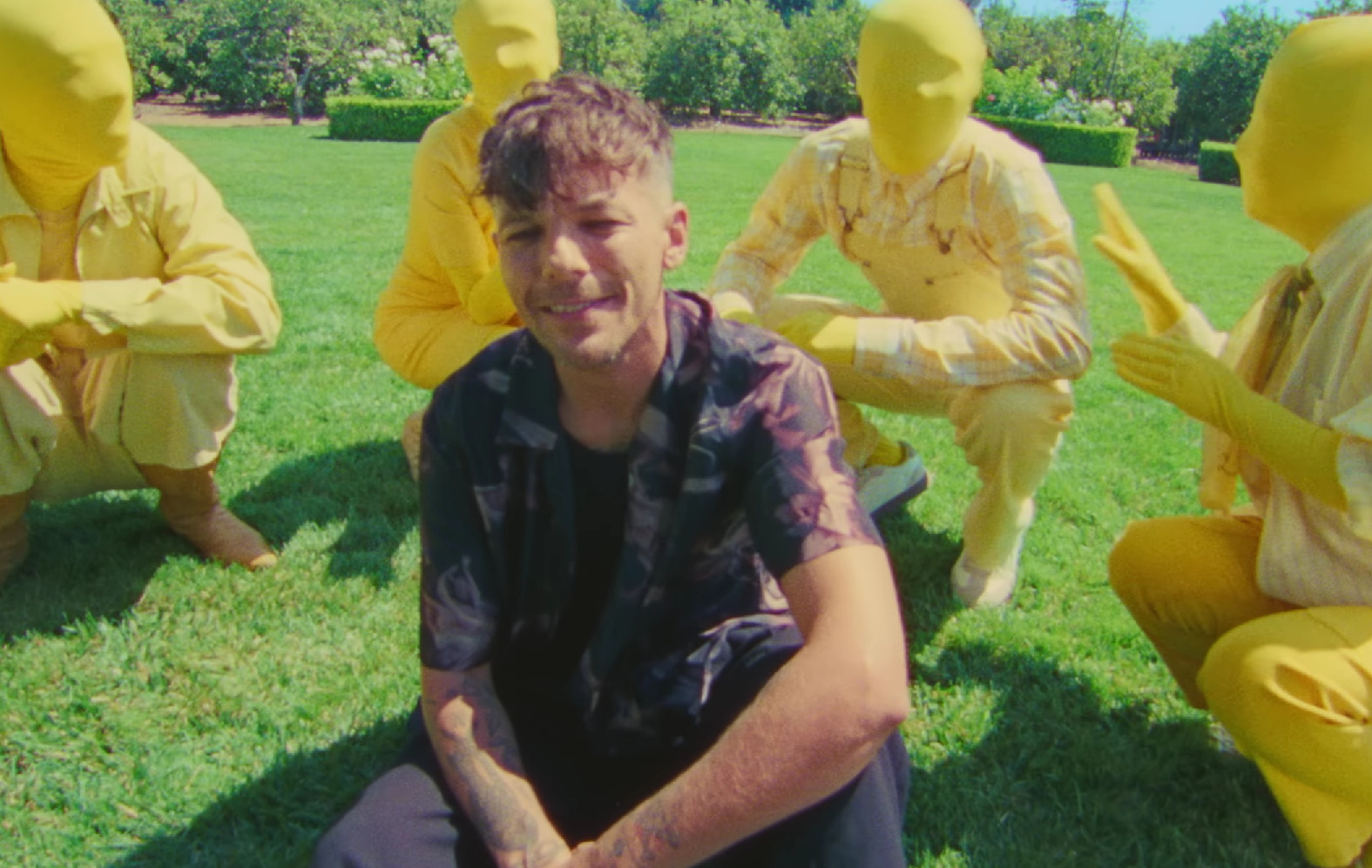 Луи Томлинсон из One Direction представил яркий клип на новый сингл «Lemonade» - изображение 1