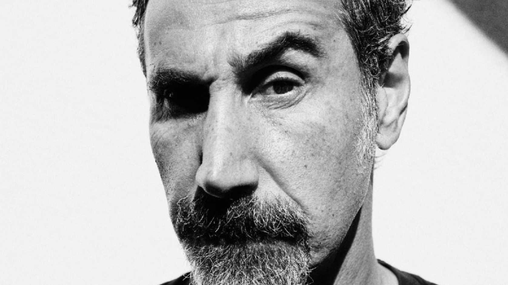 Обложка: Серж Танкян / Фото: Travis Shinn