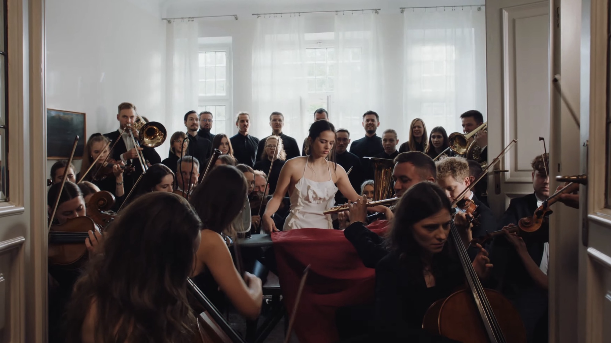 Обложка: кадр из видео ROSALÍA - Berghain (Official Video) feat. Björk & Yves Tumor