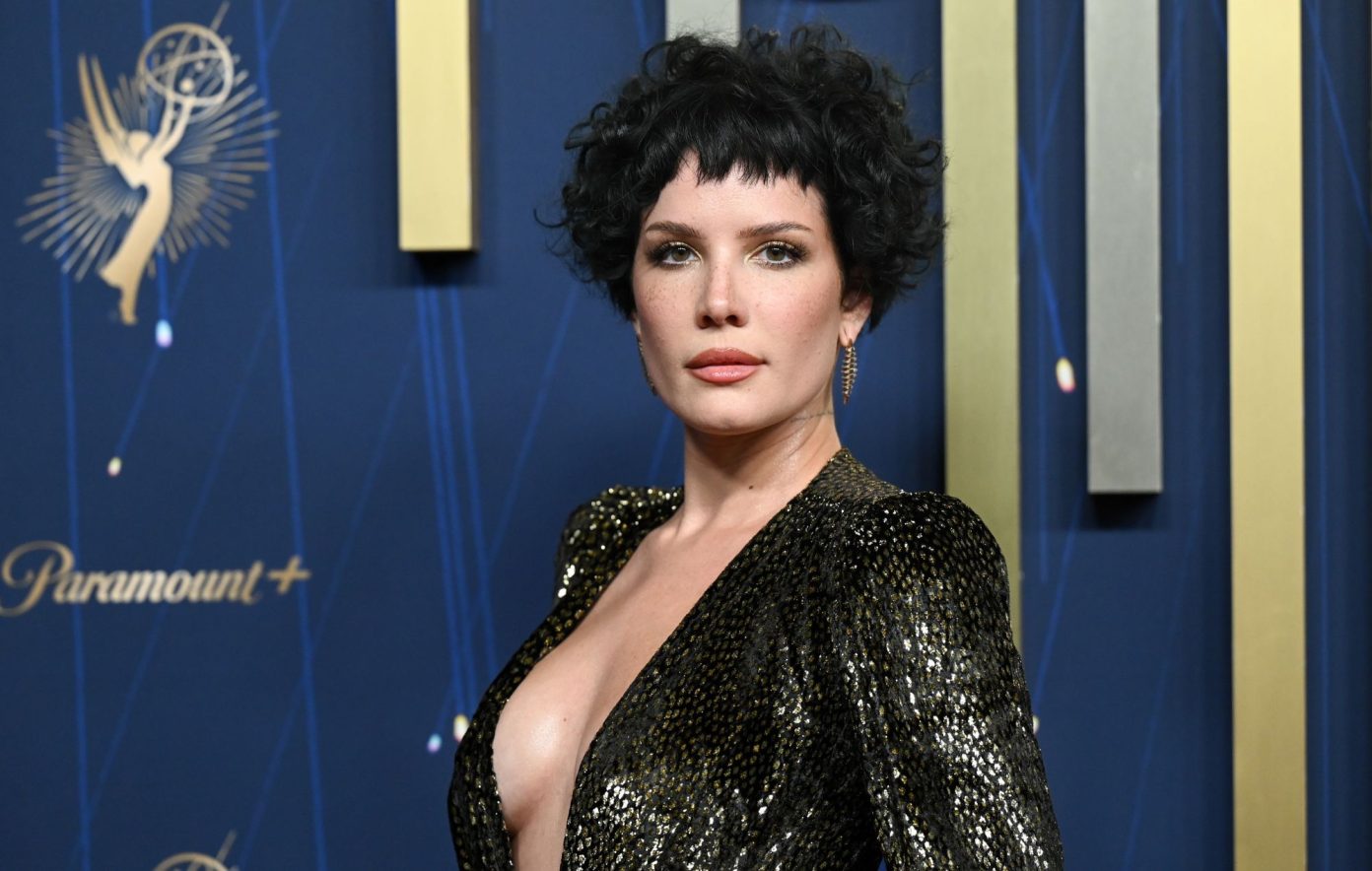 Обложка: ​певица Холзи. Источник: Gilbert Flores/Variety via Getty Images